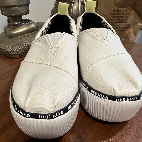Last day to buy! Final price. Toms Platform tenny. size 7.5. Bee Kind. canvas. - Picture 4 of 9